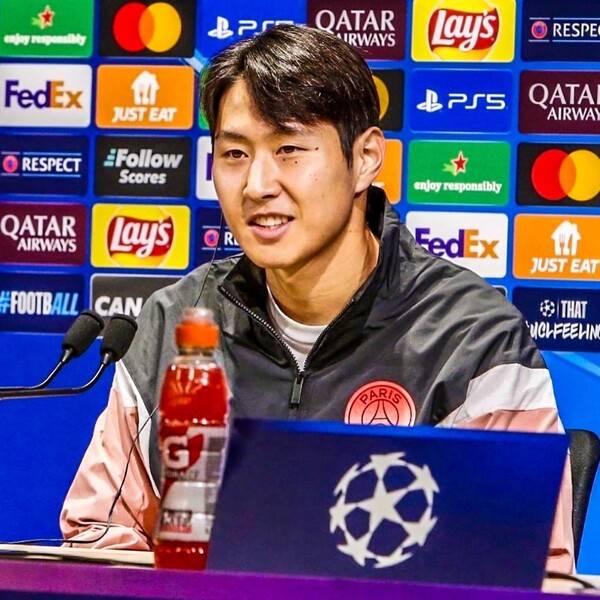 사진=유로풋. 이강인은 선호하는 포지션이 무엇이냐는 질문에 "내가 선호하는 포지션은 그저 뛰는 것이다. 모든 선수들은 포지션에 상관없이 뛰기를 원한다. 내가 어느 포지션에 활용되는지는 상관이 없다. 나는 팀과 내 동료들을 위해 100% 최선을 다할 것이다"라고 전했다. 이어 "PSG 유니폼을 입고 뛰는 모든 경기가 중요하다. 이번 시즌 UCL은 매 경기가 결승전과 같다. 우리는 매 경기 생각해야 한다. 내일 우리의 최고의 모습을 보여줘야 한다. 우리는 더욱 향상할 수 있고, 나는 우리가 그 수준에 도달할 것이라고 확신한다"라고 덧붙였다.