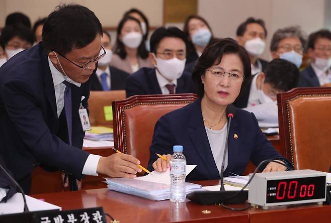 2020년 7월25일 추미애 당시 법무부 장관이 국회 법제사법위원회에 출석해 의원들의 질의를 듣고 있다. 강창광 선임기자 chang@hani.co.kr