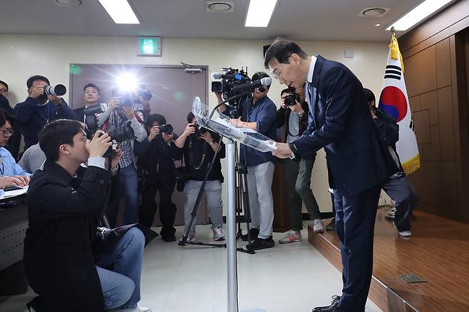 조상원 서울중앙지검 4차장검사가 지난 17일 윤석열 대통령 부인 김건희 여사의 도이치모터스 주가조작 사건 수사 결과 발표를 마치고 인사하고 있다. 김혜윤 기자 unique@hani.co.kr