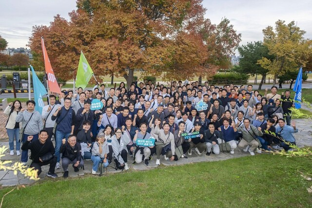 GS칼텍스 임직원들이 21일 서울 강남구 GS타워에서 잠원한강공원까지 걷는 걸음기부 캠페인 기념촬영을 하고 있다. GS칼텍스 제공