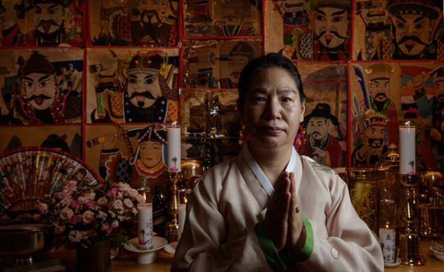 정순덕 만신이 8월 24일 서울 종로구 평창동 신당에서 본보와의 인터뷰에 앞서 사진촬영을 위해 자세를 취하고 있다. 하상윤 기자