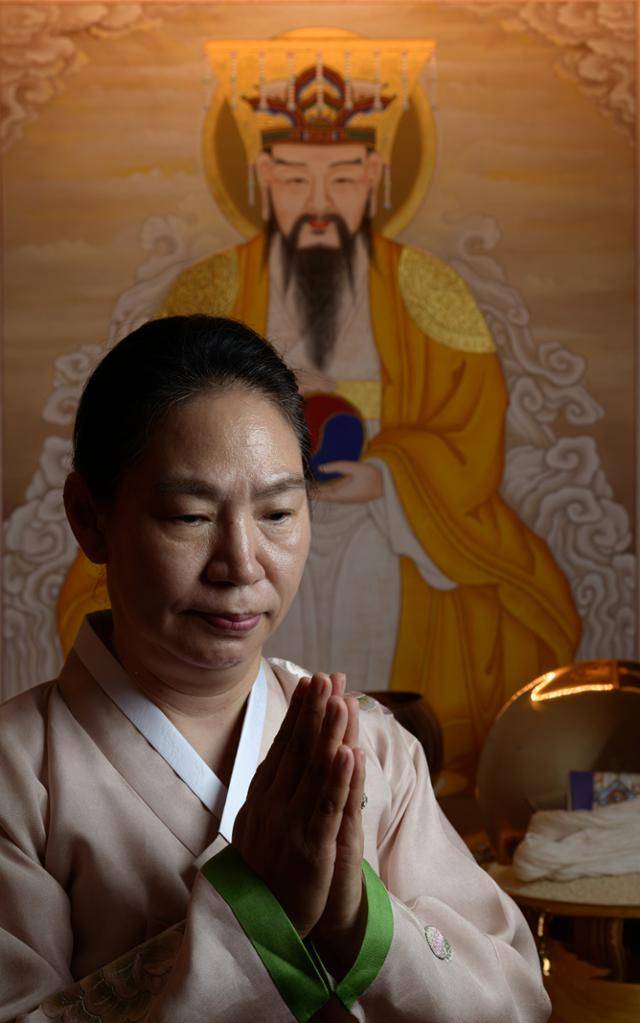 정순덕 만신이 지난 8월 24일 서울 종로구 평창동 신당에서 합장하고 있는 모습. 하상윤 기자