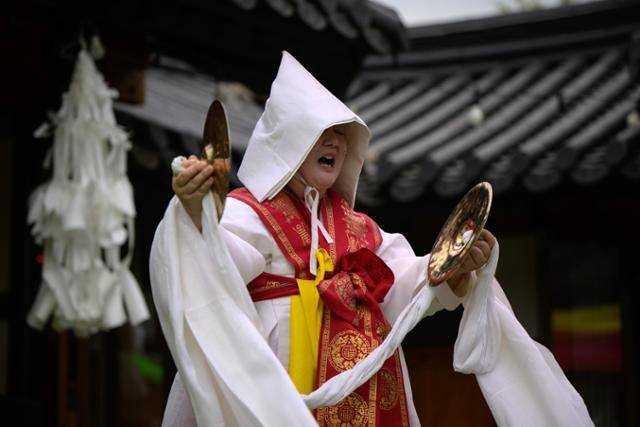 김규리 만신이 8월 26일 서울 중구 서울남산국악당에서 열린 창무국제공연예술제에서 ‘서울 천신굿’을 선보이고 있다. 하상윤 기자