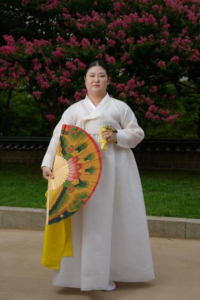김규리 만신이 지난 8월 26일 서울 중구 서울남산국악당에서 본보와 인터뷰에 앞서 사진촬영을 위해 오른손엔 부채, 왼손엔 방울을 들고 자세를 취하고 있다. 하상윤 기자
