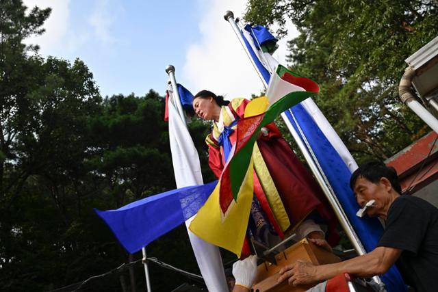 지난 8월 23일 충남 논산시 계룡산연화당에서 김연옥 만신이 신도의 복을 비는 재수굿(서울 천신굿)을 하며 작두 탈 준비를 하고 있다. 논산=정다빈 기자