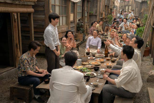 드라마 '파친코' 시즌2에서 선자의 집 앞 골목에서 노아(강태주)의 일본 대학 합격 축하 잔치가 벌어지고 있다. 애플TV플러스 제공