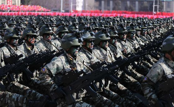 2018년 2월 평양 김일성광장에서 열린 대규모 열병식에 등장한 북한 특수작전군의 모습. AFP