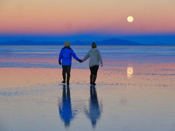 우유니 소금사막의 일몰 투어. 건기였지만 광활한 소금 사막이 세상에서 가장 큰 거울처럼 비추던 장면을 찍을 수 있었다. 사진 김은덕·백종민