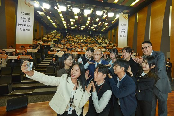 김승연 한화그룹 회장이 한화 판교 R&D센터를 방문해 한화정밀기계, 한화비전직원들과 기념사진을 찍고 있다. 사진 한화