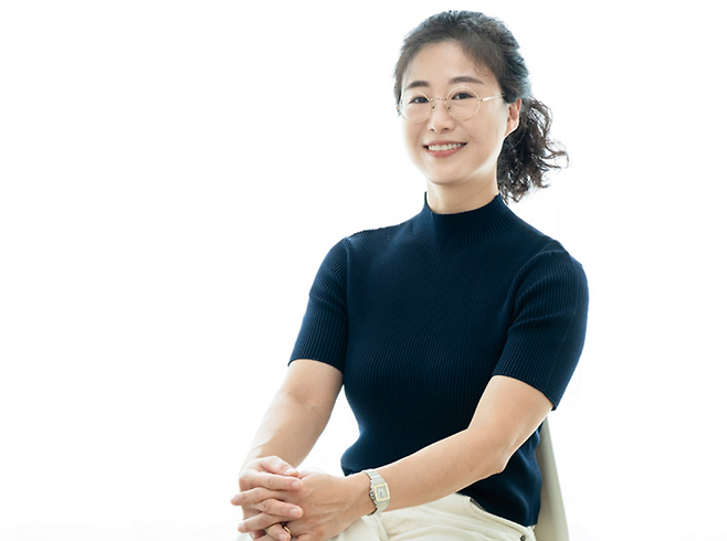 ▲올여름 관객 470만 명을 동원하며 극장가를 달군 영화 '파일럿'의 시나리오를 쓴 조유진 작가가 활짝 웃고 있다 [본인제공]