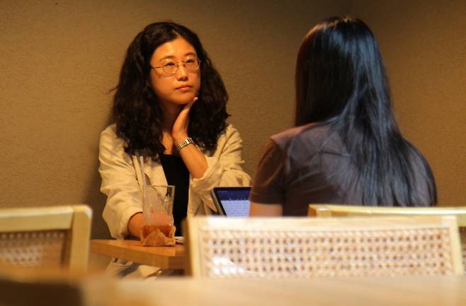 ▲조유진 작가는 시나리오와 드라마 등 작업과 강의하며 전업작가로 활동하고 있다. 사진은 인터뷰하는 모습 [본인 제공]