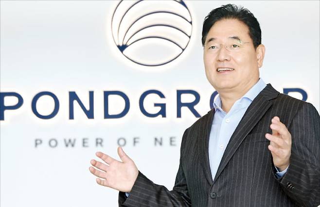 이순섭 폰드그룹 회장이 올 들어 이뤄진 패션·뷰티 기업 투자 배경과 해외 사업 확장 계획을 설명하고 있다.  김범준 기자