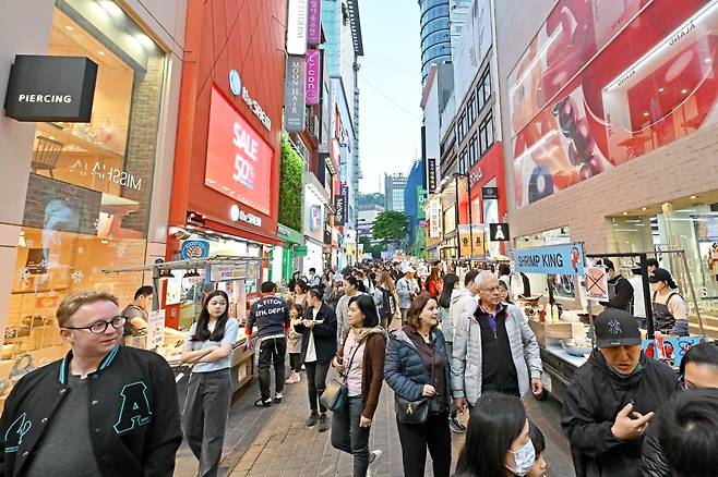 명동 거리가 외국인 관광객으로 붐비고 있다./서범세 기자