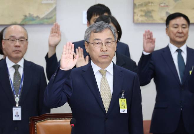 국감서 공식 데뷔전 정근식 서울시교육감이 22일 국회에서 열린 국회 교육위원회의 서울시교육청 국정감사에 출석, 증인 선서를 하고 있다. 연합뉴스