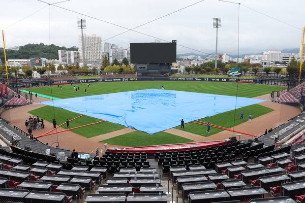 22일 2024 신한 SOL뱅크 KBO 포스트시즌 한국시리즈 1, 2차전 경기가 예정된 광주 기아챔피언스필드에 우천을 대비한 대형 방수포가 덮여 있다. 이날 오전까지 비가 내려 그라운드 정비가 필요해 경기는 23일 오후 4시로 미뤄졌다. 연합뉴스