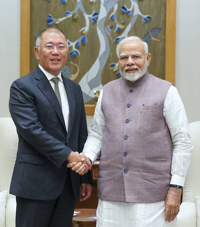 Hyundai Motor Group Executive Chair Chung Euisun (left) shakes hands with India’s Prime Minister Shri Narendra Modi after a meeting on Monday at the PM’s office in Delhi, India. (Hyundai Motor Group)