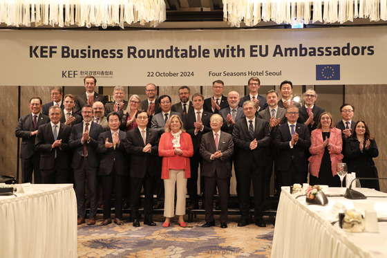 Maria Castillo Fernandez, ambassador of the European Union to Korea, fifth from left in the front row, and Korea Enterprises Federation Chairman Sohn Kyung-shik, sixth from left in the front row, pose for a photo in a KEF Business Roundtable with EU Ambassadors forum along with other delegation in Seoul on Tuesday. [KOREA ENTERPRISES FEDERATION]