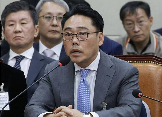 Adidas Korea general manager Peter Kwak answers questions at a parliamentary audit at the National Assmebly building on Oct. 16, 2023. [YONHAP]