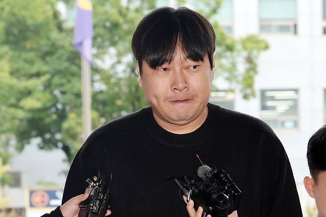 Comedian Lee Jin-ho appears at the Seoul Gangnam Police Precinct on Tuesday on charges of compulsive gambling and fraud. [NEWS1]