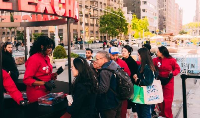 미국 뉴욕 플랫아이언 플라자에서 진행된 ‘소스 익스체인지’ 캠페인 행사장에서 소스를 불닭 머니로 교환하는 참가자들. 삼양라운드스퀘어 제공