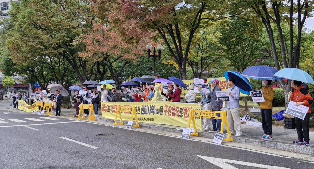하남시 9호선 구산성지 추진연합회 회원들이 944 정거장 위치 변경을 촉구하며 하남시청 앞에서 집회를 열고 있다. 하남시 9호선 구산성지 추진연합회 제공
