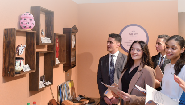 ‘아버지展’을 관람 중인 하나님의 교회 제80차 해외성도방문단. 하나님의교회 세계복음선교협회 제공