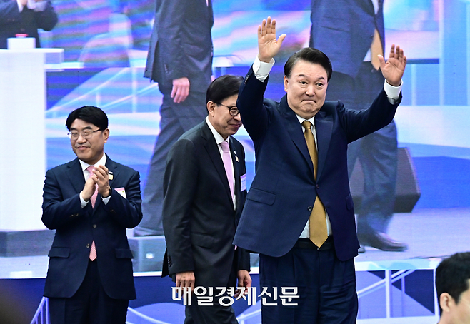 윤석열 대통령이 22일 부산항 국제전시컨벤션센터에서 열린 ‘제27회 부산세계자원봉사대회’에서 퇴장하며 손을 들어 참석자들에게 인사하고 있다. 이승환 기자