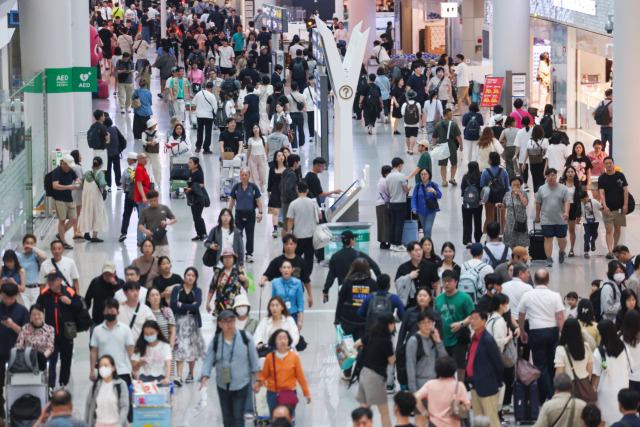 인천국제공항 제1여객터미널 면세구역이 여행객 등으로 붐비고 있다.[사진 제공 = 연합뉴스]