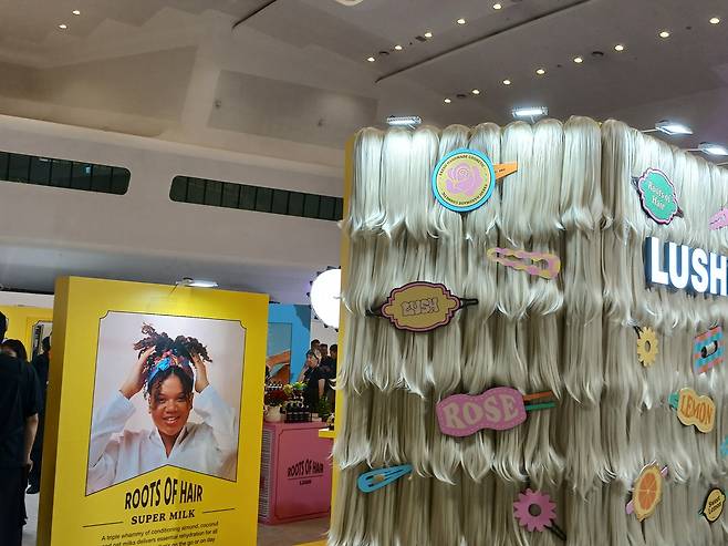 지난 10일 서울 뷰티컬리페스타에 브랜드 러쉬가 소개한 '모발 나무' 전시물. 김희량 기자