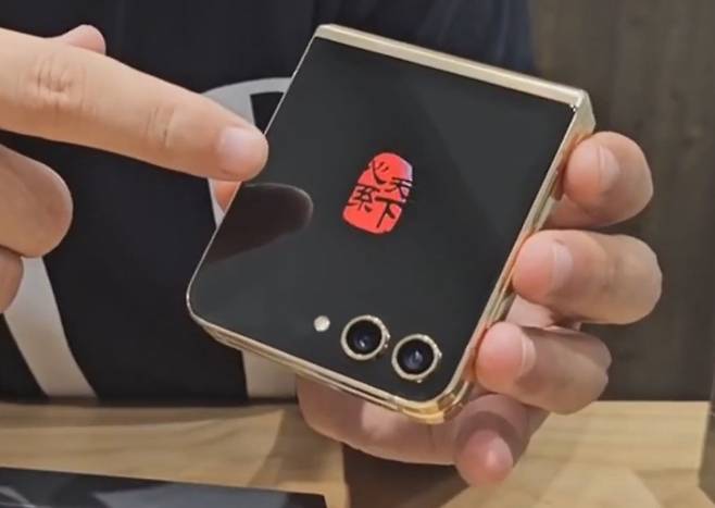 ‘갤럭시 Z 플립6’의 디자인과 일부 기능을 중국 시장에 맞춰 변형한 ‘갤럭시 W24 5G’. [유튜브 Pro Tech City 갈무리]