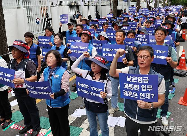 [서울=뉴시스] 배훈식 기자 = 공무원노동조합연맹 조합원들이 지난 7월15일 오후 서울 종로구 정부서울청사 후문에서 공무원임금 정액인상 쟁취! 공무원·교원 생존권 쟁취 공투위 결의대회를 하고 있다. 2024.07.15. dahora83@newsis.com