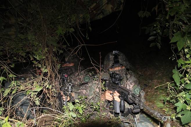 육군 50사단 장병들이 호국훈련의 일환으로 적이 작전지역 내에 침투한 상황을 가정해 실시한 훈련에서 적의 이동을 차단하고 야산에 숨어있는 적을 봉쇄한 가운데 적이 야음을 틈타 탈출하지 못하도록 주변을 경계하고 있다. 육군 제50사단 제공