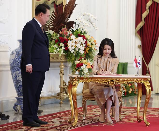 2023년 9월8일 김건희 여사가 자카르타 대통령궁에서 윤석열 대통령이 지켜보는 가운데 방명록을 작성하고 있다.ⓒ공동취재