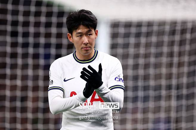▲ 폰세카 감독은 기자들에게 “현대 축구의 박스 투 박스는 어떤 선수인가”라는 역질문을 했다. 그리고 그는 “오늘날 축구계의 모든 사람은 공격과 수비를 동시에 할 줄 알아야 한다. 토트넘의 측면 공격수인 손흥민은 박스 투 박스 미드필더다. 박스 투 박스 역할을 미드필더와 연관시키는 사람들이 있지만, 모든 필드 플레이어는 박수 투 박스이다”라고 답했다.