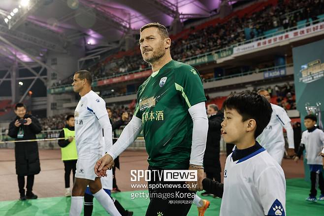 ▲ 이탈리아와 AS로마 전설 프란체스코 토티가 선수 복귀 가능성을 언급하며 축구계를 놀라게 했다. 48세 토티는 이탈리아 세리에A 팀으로부터 연락을 받았다는 사실을 공개하며 "2~3개월만 준비한다면 복귀할 수 있다"고 자신했다. 2018년 은퇴한 토티는 AS로마 스포츠 디렉터를 맡았으며, 최근엔 몇몇 자선 경기에서 뛰어 왔다.