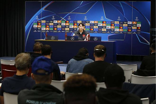 이강인이 취재진의 질문에 답하고 있다. /사진=PSG 공식 SNS