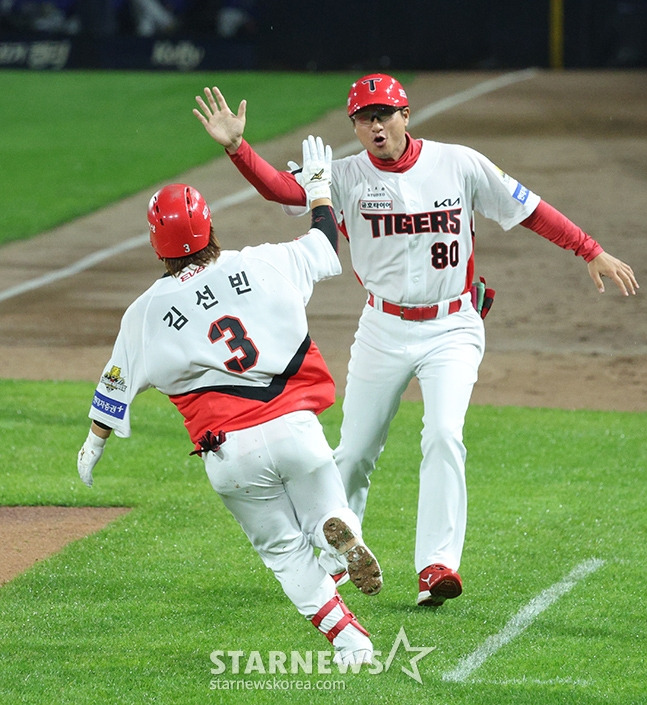 '2024 KBO 포스트시즌 한국시리즈 1차전' KIA-삼성전이 21일 광주-기아챔피언스필드에서 열렸다.  KIA 김선빈(왼쪽)이 2회말 2사에서 큼작한 좌월 3루타를 날린 후 홈런으로 알고 환호하고 있다.  /사진=김진경 대기자