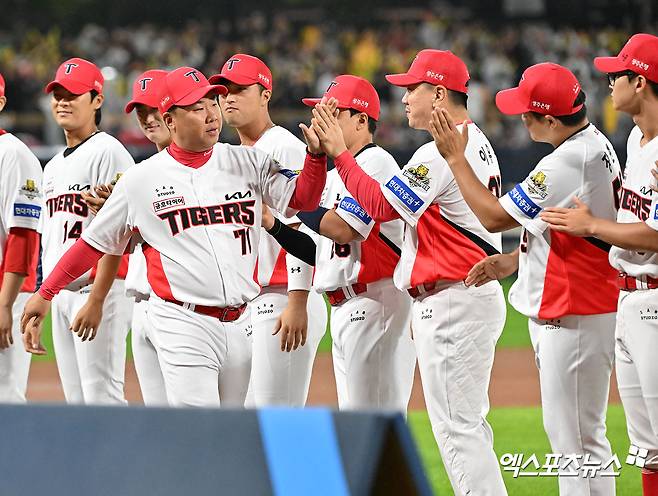 21일 오후 광주기아챔피언스필드에서 열린 '2024 신한 SOL Bank KBO 한국시리즈' 삼성 라이온즈와 KIA 타이거즈의 1차전 경기, 경기 전 KIA 이범호 감독이 입장하고 있다. 광주, 김한준 기자