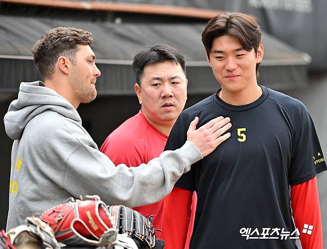 21일 오후 광주기아챔피언스필드에서 열리는 '2024 신한 SOL Bank KBO 한국시리즈' 삼성 라이온즈와 KIA 타이거즈의 1차전 경기, 이날 선발투수로 예고된 KIA 네일이 김도영과 장난을 치고 있다. 광주, 김한준 기자