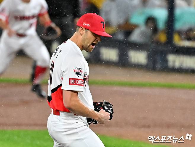 21일 오후 광주기아챔피언스필드에서 열린 '2024 신한 SOL Bank KBO 한국시리즈' 삼성 라이온즈와 KIA 타이거즈의 1차전 경기, 1회초 수비를 마친 KIA 선발투수 네일이 기뻐하고 있다. 광주, 김한준 기자