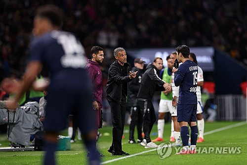 파리 생제르맹(PSG) 대표로 경기 전 기자회견에 참석한 이강인이 PSV 에인트호번을 상대로 선발 출전할 거란 전망이 나왔다. 프랑스 매체 레퀴프가 이강인이 마르코 아센시오를 제치고 가짜 9번으로 출전할 거라고 전했다. 매체는 'PSV전을 앞두고 루이스 엔리케 감독은 마르코 아센시오나 랑달 콜로 무아니 대신 이강인을 공격 최전선에 배치할 것'이라고 보도했다.