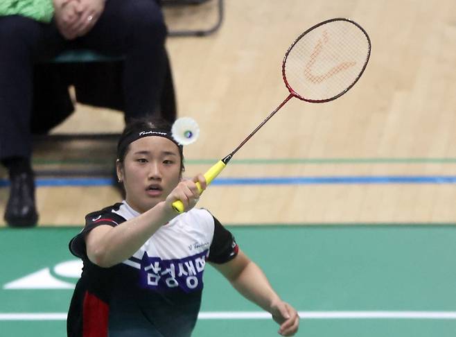 The badminton preliminaries for the '105th National Sports Festival' were held at Miryang Badminton Stadium in Miryang-si, Gyeongsangnam-do on the 9th. Ahn Se-young of Samsung Life Insurance in Busan competes with Yu-jin Shim at Incheon International Airport in Incheon. Yonhap News