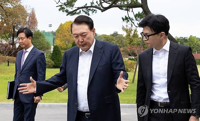 윤석열 대통령, 국민의힘 한동훈 대표와 대화 (서울=연합뉴스) 홍해인 기자 = 윤석열 대통령이 21일 서울 용산 대통령실에서 국민의힘 한동훈 대표를 만나 차담 장소인 파인그라스로 이동하며 대화하고 있다. 2024.10.21 [대통령실 제공. 재판매 및 DB 금지] hihong@yna.co.kr