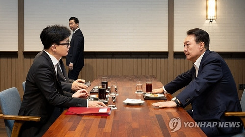 윤석열 대통령, 국민의힘 한동훈 대표와 면담 (서울=연합뉴스) 홍해인 기자 = 윤석열 대통령이 21일 서울 용산 대통령실 앞 파인그라스에서 국민의힘 한동훈 대표를 만나 대화하고 있다. 2024.10.21 [대통령실 제공. 재판매 및 DB 금지] hihong@yna.co.kr