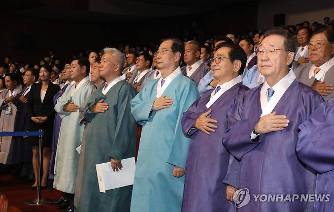 세계한인비즈니스대회 참석한 한덕수 총리 (전주=연합뉴스) 배재만 기자 = 한덕수 국무총리가 22일 오후 전북 전주시 전북대학교에서 열린 세계한인비즈니스대회에서 국기에 경례하고 있다. 2024.10.22 scoop@yna.co.kr