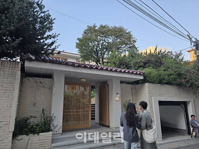 지난 4일 서울 한남동 르메르 플래그십 스토어 앞에서 한 커플이 사진을 찍고 있다. (사진=경계영 기자)