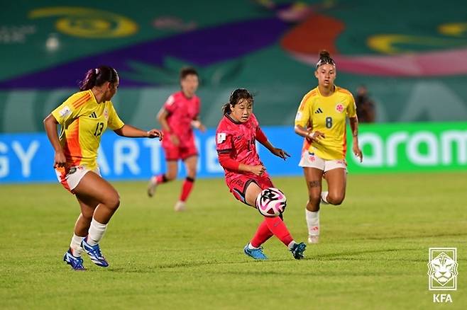 한국 여자 U-17 축구대표팀이 경기하고 있다