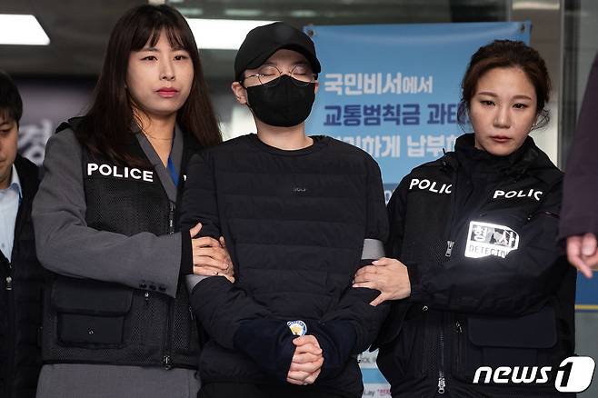 '재벌 3세'를 사칭하며 사기 행각을 벌인 혐의로 구속된 전청조 씨(27)가 2023년 11월 10일 서울 송파경찰서에서 검찰로 송치되고 있다. 서울송파경찰서는 이날 전 펜싱 국가대표 남현희와 결혼을 발표한 후 특정경제범죄가중처벌법상 사기 혐의로 구속된 전씨를 서울동부지검에 송치했다. 2023.11.10/뉴스1 ⓒ News1 유승관 기자