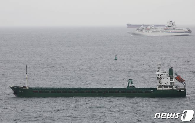 부산 서구 암남공원 앞바다 묘박지에 대북제재 위반 행위에 연루된 것으로 의심받는 3000톤급 화물선 'DEYI'호가 정박해 있다.  2024.4.3/뉴스1 ⓒ News1 윤일지 기자