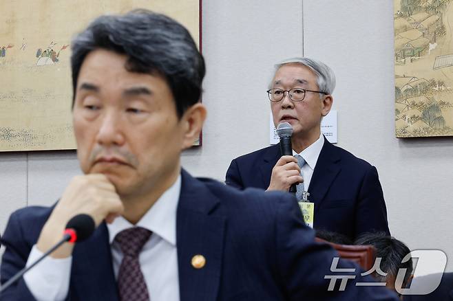 안덕선 한국의학교육평가원장이 8일 오후 서울 여의도 국회 교육위원회에서 열린 교육부·국가교육위원회·국사편찬위원회 등에 대한 국정감사에서 김용태 국민의힘 의원 질의에 답하고 있다. 앞줄 왼쪽은 이주호 사회부총리 겸 교육부 장관. /뉴스1 ⓒ News1 안은나 기자